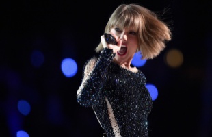 Taylor Swift tarolt a Grammy-gálán