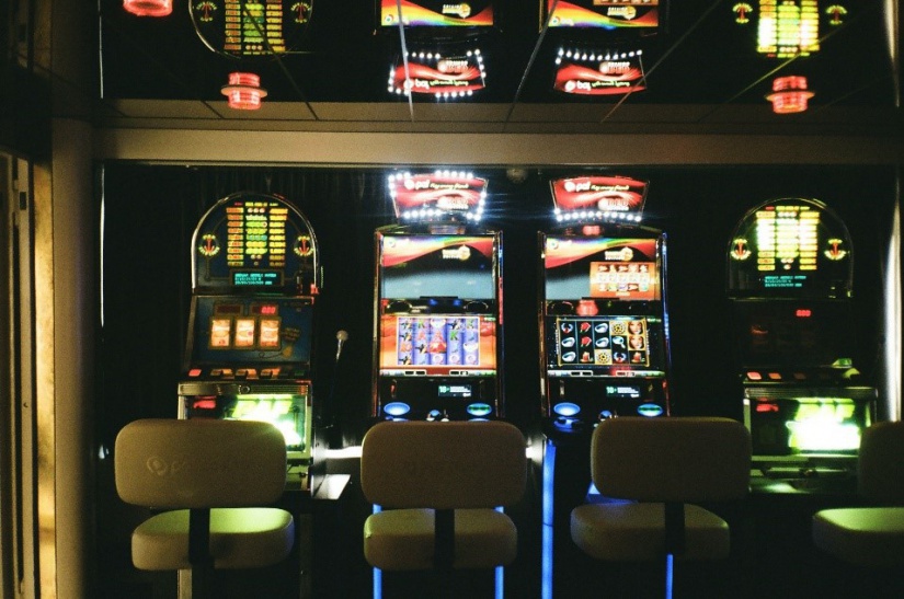 Fotó: https://www.pexels.com/hu-hu/foto/jatekgepek-fedett-szerencsejatekos-gepek-3021120/