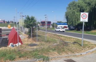 Tolatva vitte ki a kerítést, majd szó nélkül elhajtott