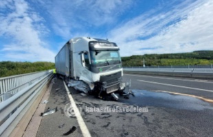 Szalagkorlátnak ütközött egy kamion az M7-esen