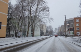 Nagy erőkkel takarítják a havat