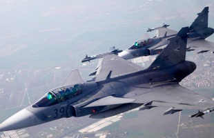 Utasszállító miatt riasztották a honvédség Gripenjeit