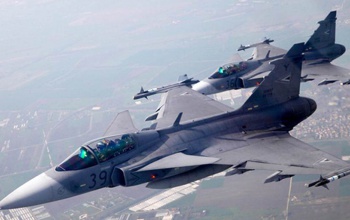 Utasszállító miatt riasztották a honvédség Gripenjeit
