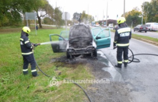 Lángolt egy személyautó a Keceli bejáró közelében