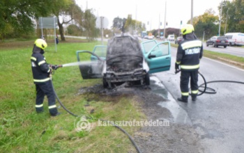 Lángolt egy személyautó a Keceli bejáró közelében