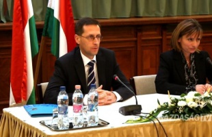 Varga Mihály kétszer mérne, egyszer vágna