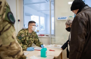 Csaknem félezer katonát vezényeltek a kórházakhoz – az oltási akcióhét alatt nyújtanak segítséget