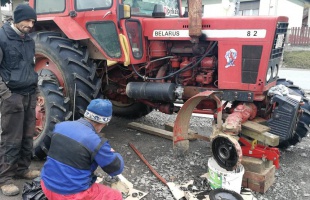 Kitört a traktor kereke, de sikerült kivinni a szociális tűzifát