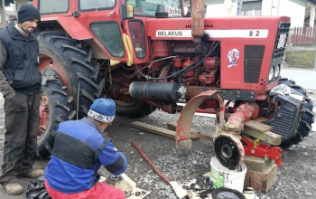 Kitört a traktor kereke, de sikerült kivinni a szociális tűzifát