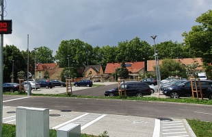 Nyitott sorompóval várja a járműveket az új kórházi parkoló