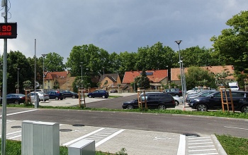 Nyitott sorompóval várja a járműveket az új kórházi parkoló