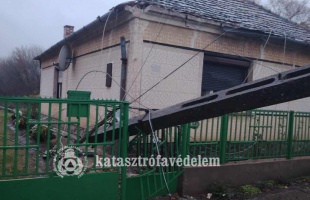 Hat villanyoszlop dőlt ki a hétfői viharban Kálmáncsán