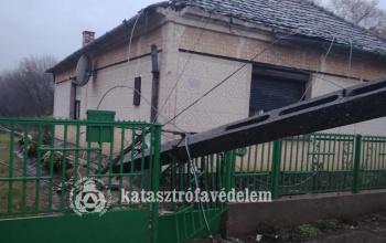 Hat villanyoszlop dőlt ki a hétfői viharban Kálmáncsán