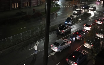 Letarolta a pláza melletti kerítést egy autós