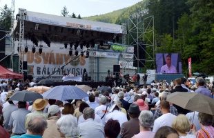 Száz súlyos év – némi szivárvánnyal