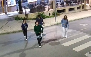 Ellopták a táblát a Zárda és a Kontrássy utca sarkáról, keresi őket a rendőrség - fotók