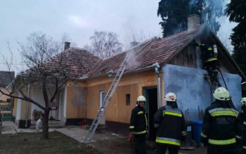 Dőlt a füst a tető alól