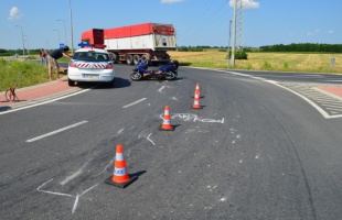 Nyergesvontató ütközött motorkerékpárral