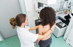 Áprilisban is várják a hölgyeket mammográfiás szűrésre