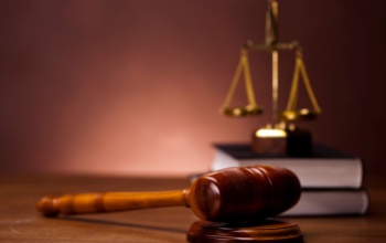Családgondozóra akart támadni a vádlott, a rendőröknek kellett megfékezni