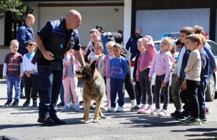 Óvodások látogatták meg a barcsi rendőröket