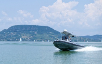 Idén nyáron augusztus 15-ig nyolcan fulldtak a Balatonba