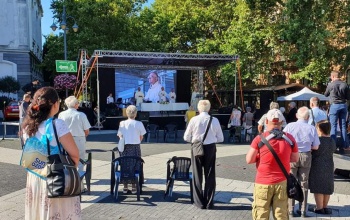 Rendhagyó megemlékezést és ünnepi szentmisét tartottak a Kossuth téren