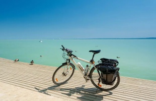 Egyre több biciklis teker a Balatonnál