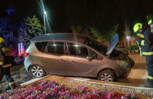 Szökőkútba hajtott egy autó az ütközés után
