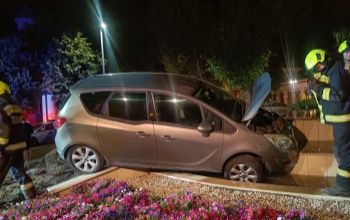 Szökőkútba hajtott egy autó az ütközés után