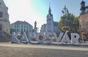 Óriás Kaposvár felirat díszeleg a Kossuth téren