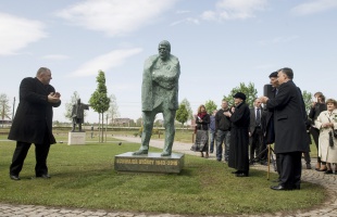 Schwajda György-szobrot avattak a Nemzeti Színház előtt