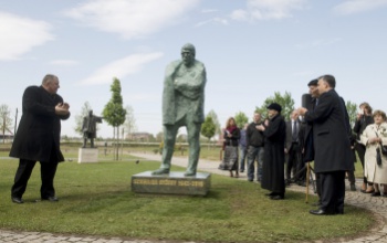 Schwajda György-szobrot avattak a Nemzeti Színház előtt