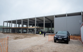 Beruházás a jövőbe – Lerakták a Szabó Fogaskerékgyártó Kft. új gyártócsarnokának alapkövét
