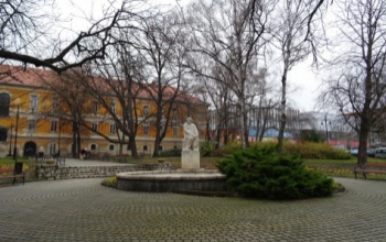 Cs. Tamás úgy döntött, hogy hajléktalantól lop táskát a kaposvári Rippl parkban