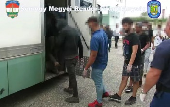 Ismét embercsempészt csíptek a rendőrök - videó-