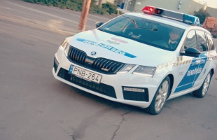Beültünk a rendőrség új, 250 lóerős autójába