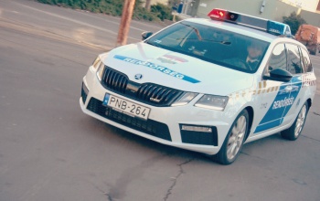 Beültünk a rendőrség új, 250 lóerős autójába