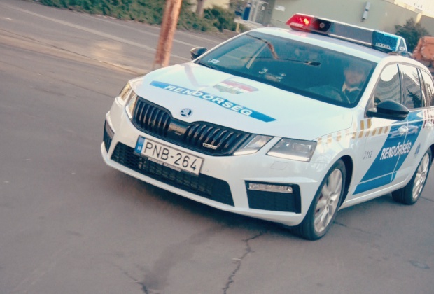Beültünk a rendőrség új, 250 lóerős autójába