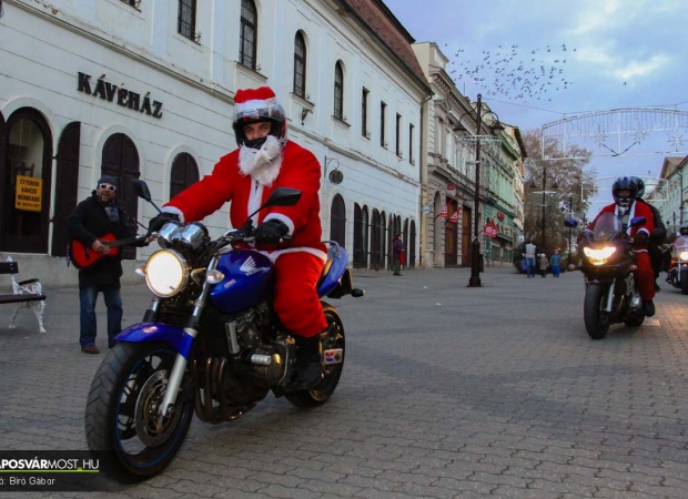 Motorral érkeztek a Mikulások Kaposvárra