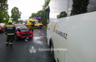 Busz és személyautó ütközött hétfő reggel Kaposújlak közelében