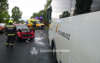 Busz és személyautó ütközött hétfő reggel Kaposújlak közelében
