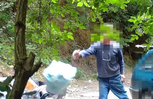 Csak egy laza, hanyag mozdulat – megszereztük a szemetelőket lebuktató rejtett kamerás felvételeket!