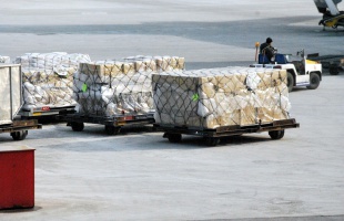 Az EU három eurós vámot vet ki az unión kívülről érkezű kisebb értékű csomagokra