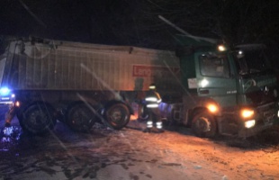 Keresztbe fordult kamiont mentenek a 67-esen