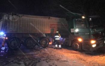 Keresztbe fordult kamiont mentenek a 67-esen