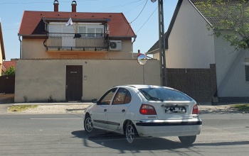 Tükör segíti a kihajtást a Komárom utcából