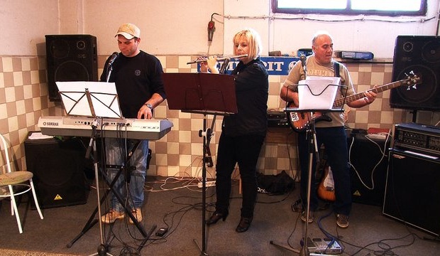 Zenekarok Most: Domino