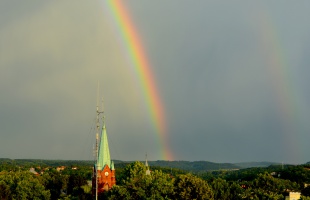 Szivárvány a város felett