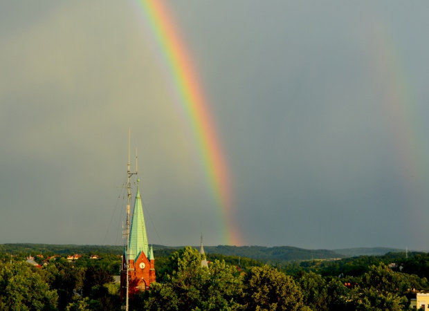 Szivárvány a város felett